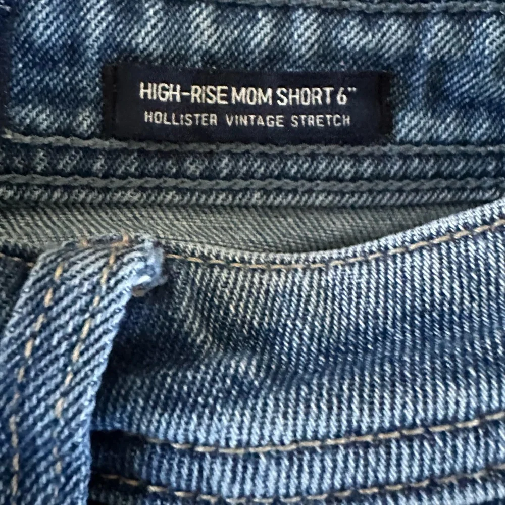 Hollister High Rise Mom Denim Distressed Jean Shorts Jr Sz 5 27